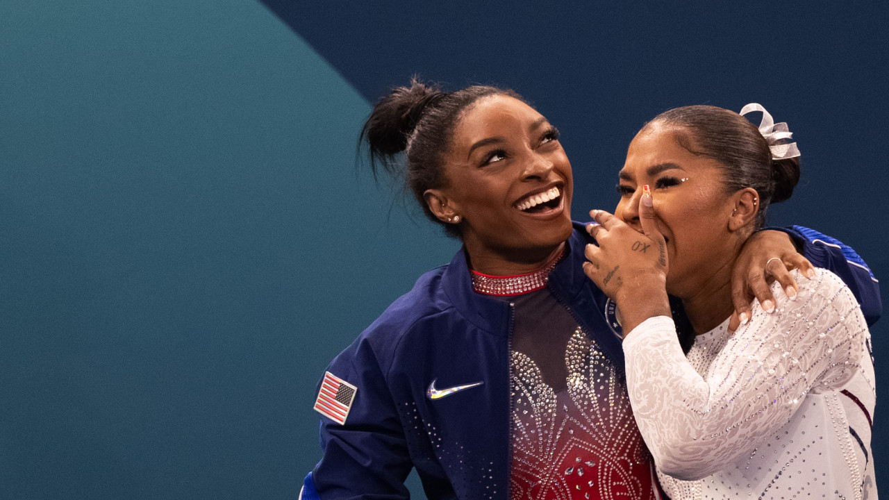 Biles pede justiça após compatriota perder medalha